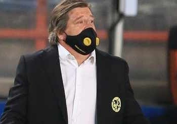 Entrenador de fútbol con mascarilla antifrío, en partido importante en México.