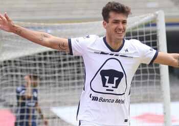 Jugador de fútbol celebrando en el campo de juego.