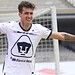 Jugador de fútbol celebrando en el campo de juego.