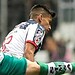 Atleta de fútbol en acción, disparando al arco en un partido competitivo en México.