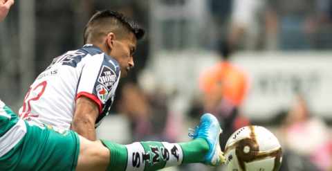 Atleta de fútbol en acción, disparando al arco en un partido competitivo en México.