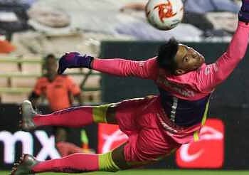 - Arquero en acción durante un partido de fútbol en un estadio mexicano.