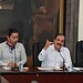Profesores y autoridades en reunión formal en un espacio de oficina.