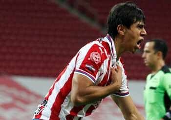 Gol de futbolista en estadio, celebración tras anotar un gol, jugador en acción, deporte y fútbol.