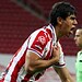Gol de futbolista en estadio, celebración tras anotar un gol, jugador en acción, deporte y fútbol.