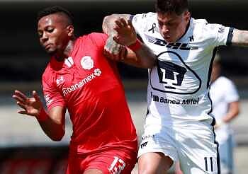 Duelos de fútbol entre jugadores en acción en el campo de juego.