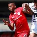 Duelos de fútbol entre jugadores en acción en el campo de juego.