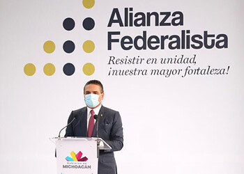 Alianza Federalista en un acto político en Michoacán con un orador y audiencia presente.