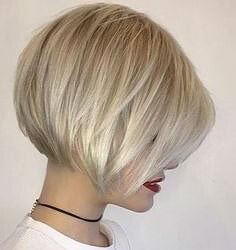 Corte de cabello bob corto y elegante en rubio platinado.