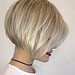 Corte de cabello bob corto y elegante en rubio platinado.