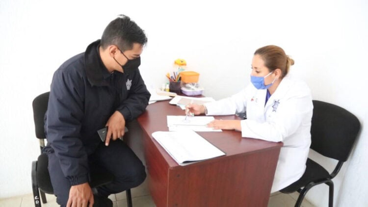 Atención médica con policías en consulta en oficina de clínica.