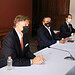 Eficaz reunión formal de empresarios y funcionarios en conferencia en interiores con cubrebocas.