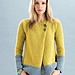 Mujer con suéter color mostaza y detalles gris, moda casual en tendencia 2023.