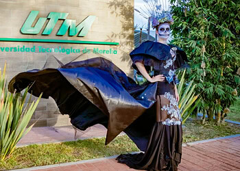 Sombrero de catrina con vestido tradicional mexicano y maquillaje de Día de Muertos en la Universidad Tecnológica de Morelia.