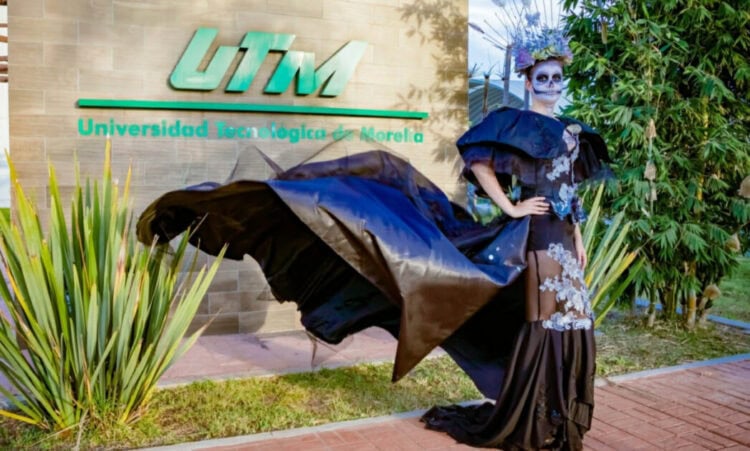Sombrero de catrina con vestido tradicional mexicano y maquillaje de Día de Muertos en la Universidad Tecnológica de Morelia.