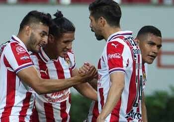 Celebración de jugadores de fútbol en un partido en México.