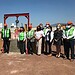 Personal de construcción en sitio industrial con equipo de protección.