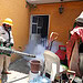 Personal de control de plagas usando equipo de fumigación en un espacio exterior.