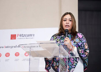 1. Mujer hablando en conferencia con micrófono en Pátzcuaro, municipio de Michoacán.