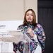 1. Mujer hablando en conferencia con micrófono en Pátzcuaro, municipio de Michoacán.
