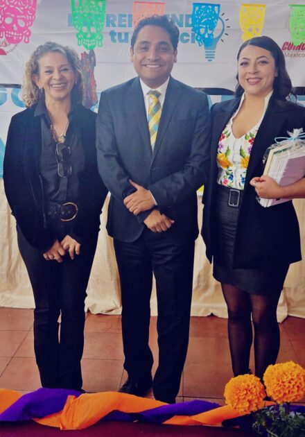 yde González Arias entrega reconocimiento a Daniela Arriaga Navarrete, ganadora del Certamen de Oratoria en Michoacán.