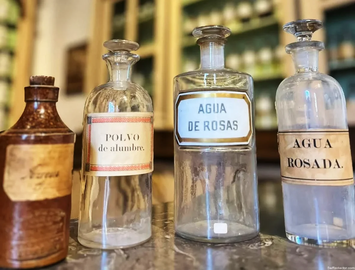 Colección de la Farmacia Mier en el Museo del Estado, exhibiendo botellas, utensilios y productos del siglo XIX.