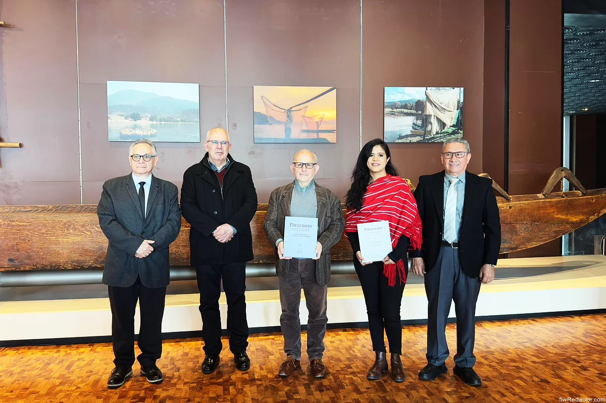 Autoridades durante la firma del expediente técnico del INAH