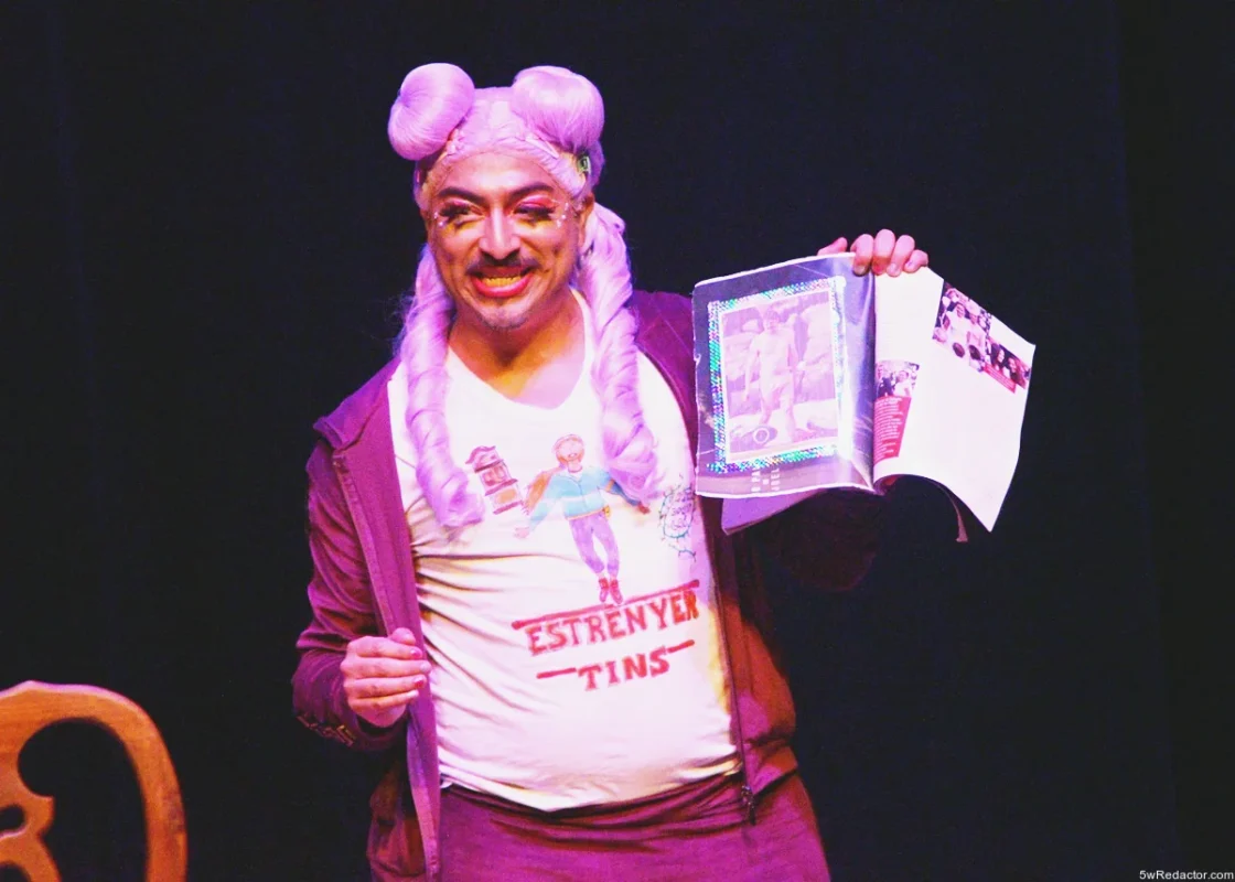 Escena de la obra “Yo solo quería unas quecas de doña Pelos” presentada en el Teatro Melchor Ocampo.