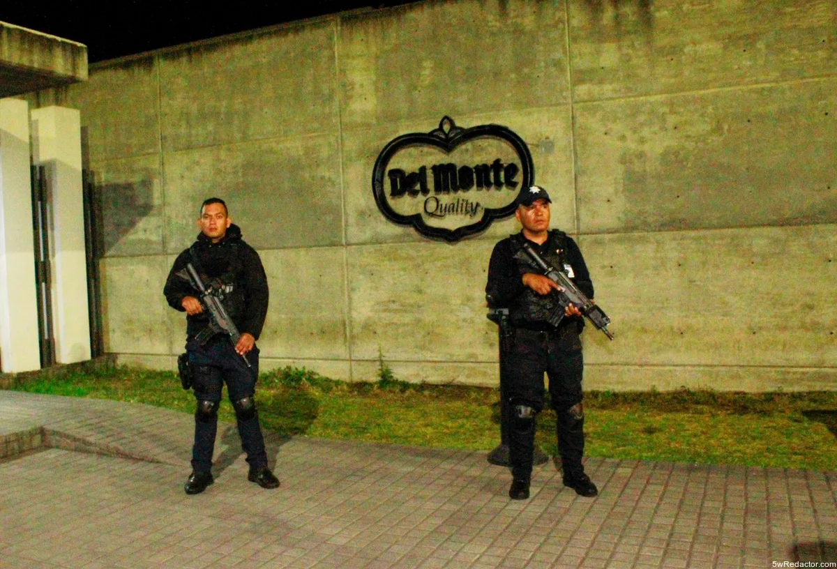 Policía Auxiliar en patrullaje nocturno en empacadora de aguacate en Uruapan.
