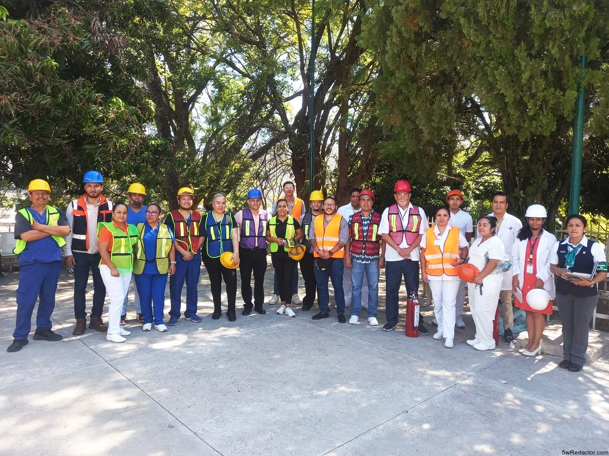 Equipo de Protección Civil del IMSS durante el simulacro de conato de incendio