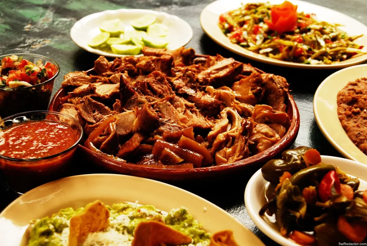 Imagen de un plato de carnitas michoacanas, mostrando la jugosidad y el color dorado de la carne.