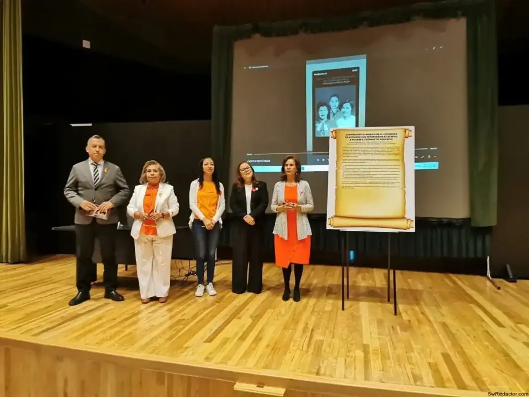 Imagen de un evento con cinco personas en un escenario, presentación de un documento importante sobre derechos humanos y violencia.