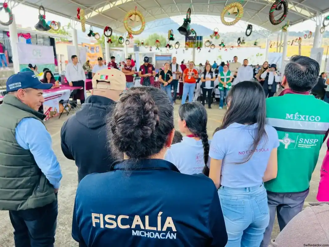 Asistencia a evento oficial con autoridades y personal de Fiscalía en Michoacán, participando en actividades comunitarias y programas sociales.