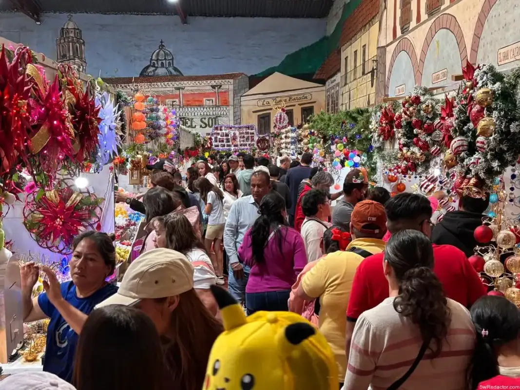 Luces y decoraciones navideñas en mercado festivo en México.