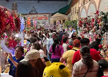 Luces y decoraciones navideñas en mercado festivo en México.