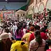 Luces y decoraciones navideñas en mercado festivo en México.