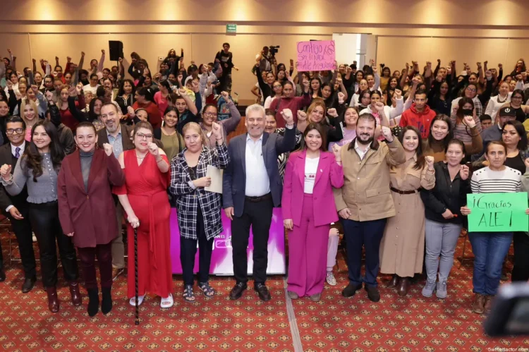 Celebración y apoyo en evento de mujeres, con oradores y participantes uniendo fuerzas.