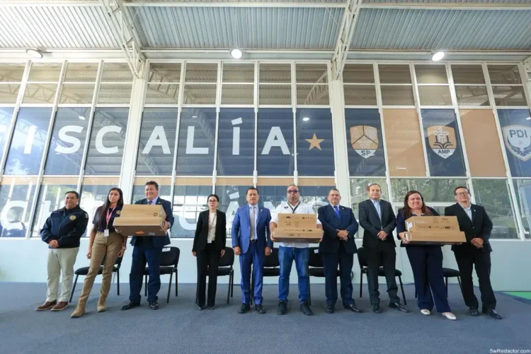 entrega computadoras FGE Michoacán