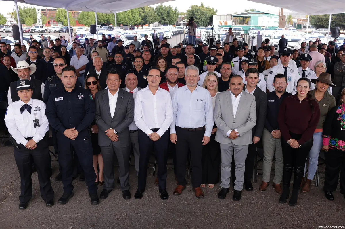 Seguridad pública en evento oficial con autoridades y policías.
