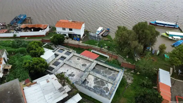 Contaminación de aguas residuales en planta de tratamiento junto a río en México.