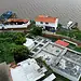 Contaminación de aguas residuales en planta de tratamiento junto a río en México.