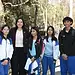 Estudiantes y profesora de escuela en parque, grupo escolar, educación, ambiente natural, camaradería, alumnos con uniforme, día soleado.