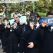 Libros en manos de estudiantes en una fila en la escuela.