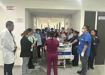 Medicos atendiendo a paciente en hospital durante emergencia sanitaria en México.