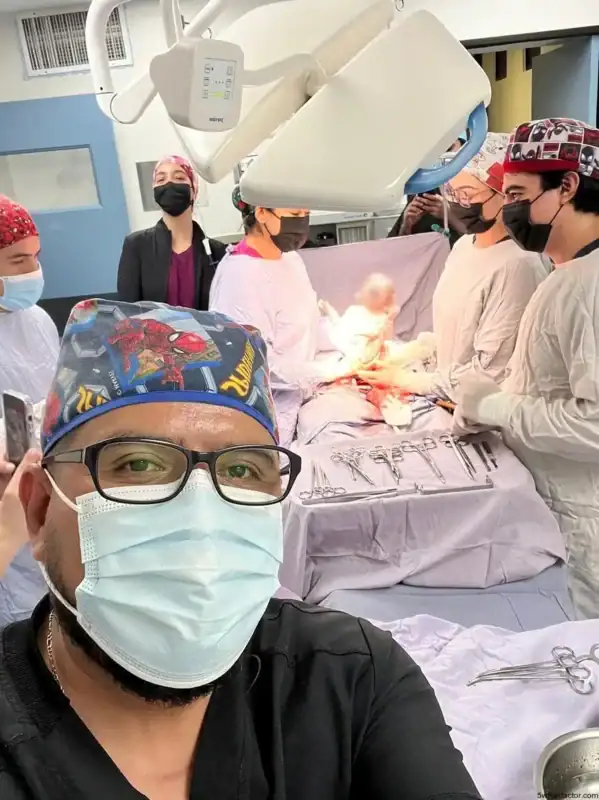 1. Equipo médico en cirugía de parto con profesionales en sala de parto hospitalaria.