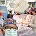 1. Equipo médico en cirugía de parto con profesionales en sala de parto hospitalaria.