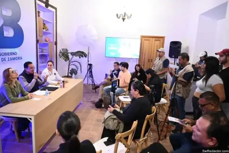 Comunicadores en una conferencia de prensa del Gobierno de Zamora, en un espacio con tecnología moderna y participación activa.