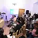 Comunicadores en una conferencia de prensa del Gobierno de Zamora, en un espacio con tecnología moderna y participación activa.