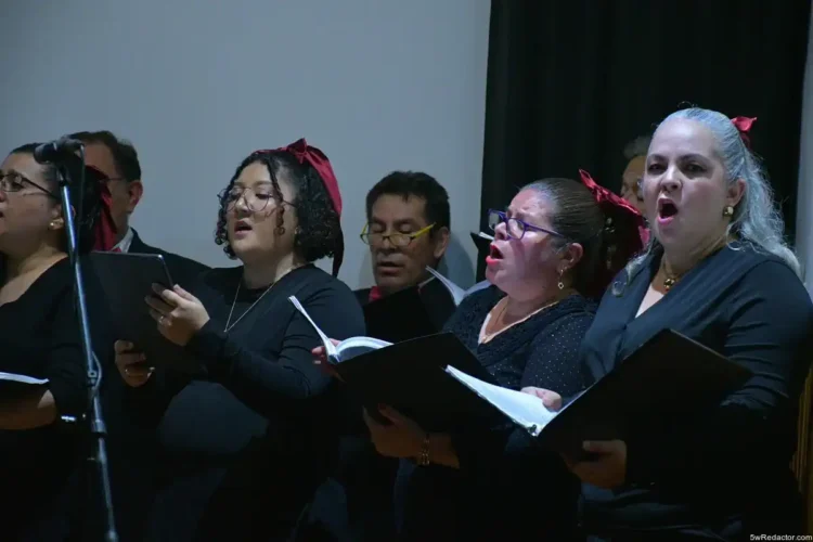 Coral de cantantes femeninas en un concierto en vivo, mostrando pasión y emoción.