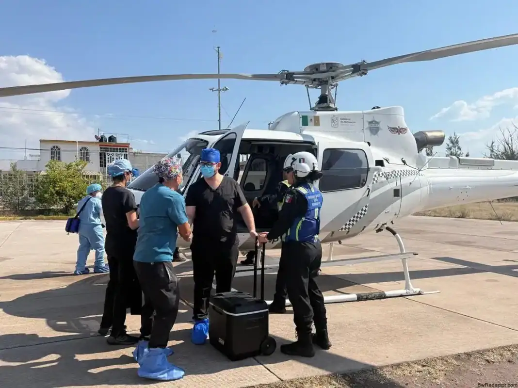 Personal de salud y emergencia abordo de un helicóptero en helipuerto.